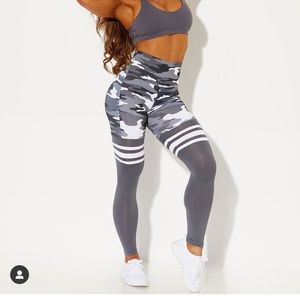 SOLD💗 Bombshell Sportswear Camo sock leggings